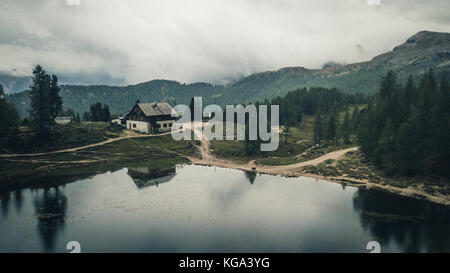 Rifugio Palmieri am See Croda da Lago. Cortina D'Ampezzo, Dolomiten, Italien Stockfoto