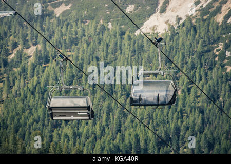 Sessellift in den Cinque Torri, Cortina D'Ampezzo, Dolomiten, Italien. Stockfoto