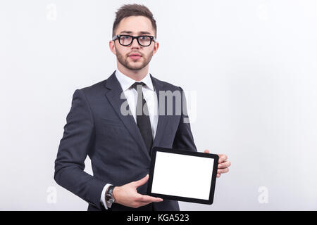 Bild von ernsthaften Geschäftsmann stehend mit Tablet Stockfoto