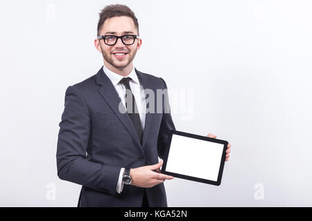 Bild von ernsthaften Geschäftsmann stehend mit Tablet Stockfoto