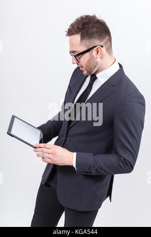 Bild von ernsthaften Geschäftsmann stehend mit Tablet Stockfoto