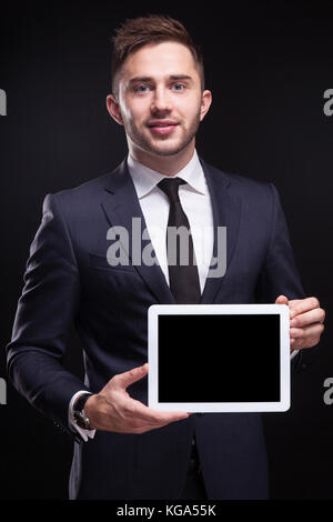 Bild von ernsthaften Geschäftsmann stehend mit Tablet Stockfoto