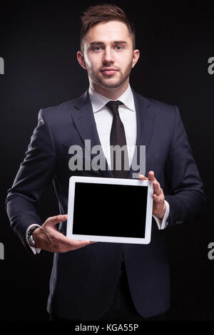 Bild von ernsthaften Geschäftsmann stehend mit Tablet Stockfoto