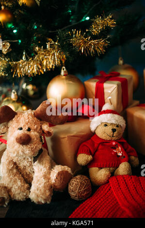 Geschenke unter dem Weihnachtsbaum. Weihnachten Hintergrund Stockfoto