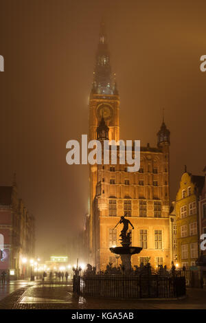 Main Rathaus in der Altstadt von Danzig im Nebel in der Nacht. Polen. Stockfoto