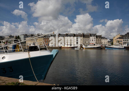 Fischereifahrzeuge in das Bassin du Commerce, Cherbourg, Normandie, Frankreich: Quai Alexandre III hinter Stockfoto