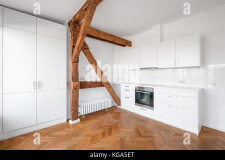 Moderne, weiße Küche in Penthouse mit Holzboden Stockfoto