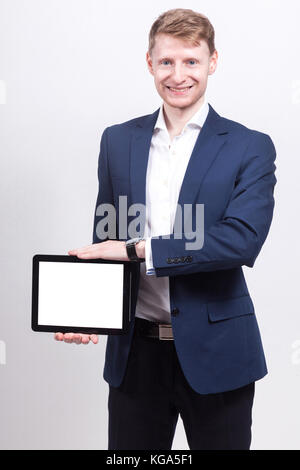 Bild von ernsthaften Geschäftsmann stehend mit Tablet Stockfoto