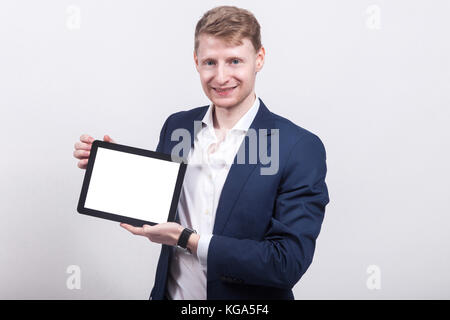 Bild von ernsthaften Geschäftsmann stehend mit Tablet Stockfoto