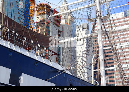 Nautical maritime Szene von South Sea Seaport entlang des East River downtown Manhattan in New York City Stockfoto