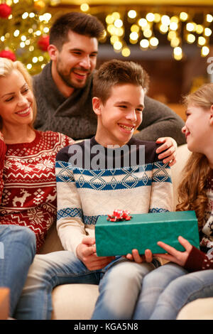 Der ältere Bruder mit seiner kleinen Schwester am Weihnachtstag Stockfoto