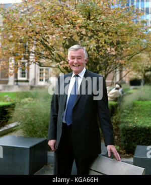 Sir Derek Wanless, Leiter der Langlebigkeit Science Advisory Panel an Rechtliche und Allgemeine, in ihren Büros in der City von London fotografiert. Foto von michae Stockfoto