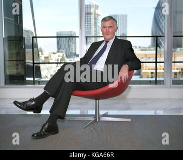 Sir Derek Wanless, Leiter der Langlebigkeit Science Advisory Panel an Rechtliche und Allgemeine, in ihren Büros in der City von London fotografiert. Foto von michae Stockfoto