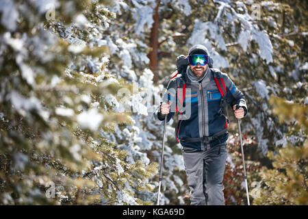 Extreme Winter Sport - lächelnden Mann Wandern in den Bergen Stockfoto