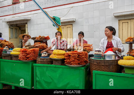 Verkauf von Speisen bei Kyaiktiyo Pagode (Golden Rock), Wallfahrtsort, Myanmar (Burma), Südostasien Stockfoto