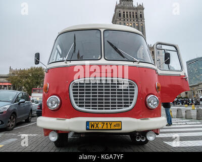 Oldtimerbus Jelcz/Skoda, die so genannte Ogorek (Gurke) Warschau, Polen Stockfoto