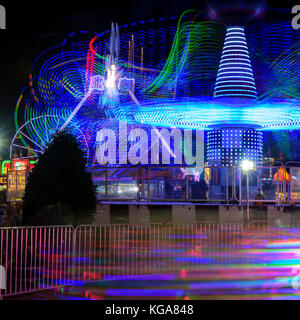 Leichte Spuren von einem Fahrgeschäft auf dem Midway an der Minnesota State Fair. Stockfoto