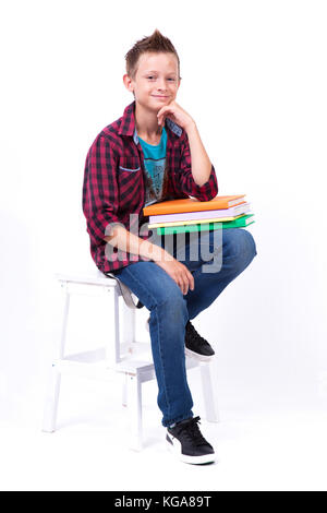 Müde Schüler europäischen Aussehen in T-Shirt und Jeans sitzen o Stockfoto