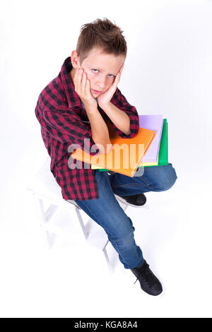 Müde Schüler europäischen Aussehen in T-Shirt und Jeans sitzen o Stockfoto