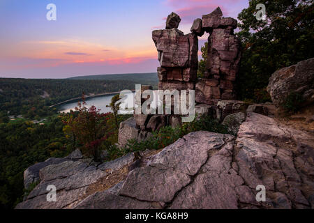 Devil's Doorway Formation bei Sonnenaufgang im Devil's Lake State Park. Stockfoto