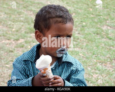 Das Eis der Jungen schmilzt und er ist nicht beeindruckt Stockfoto