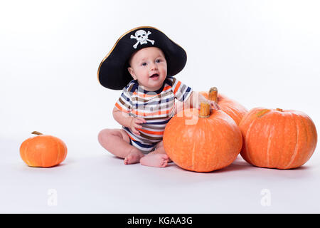 Schönes Baby in ein gestreiftes T-Shirt und einem Piraten Hut auf einem weißen Stockfoto