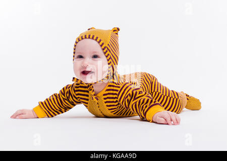 Cute Baby Mädchen liegt in einem Anzug Bienen auf weißem Hintergrund Stockfoto