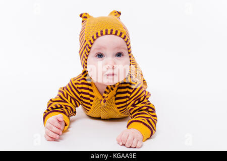 Cute Baby Mädchen liegt in einem Anzug Bienen auf weißem Hintergrund Stockfoto