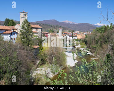 Unesco-Welterbe von Cividale del Friuli: Blick auf die Altstadt und den Fluss Natisone Stockfoto