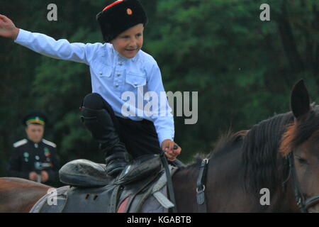 Horse-racing. Die Leistung der Kosaken am Rande der Stadt Stockfoto