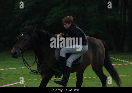 Horse-racing. Die Leistung der Kosaken am Rande der Stadt Stockfoto