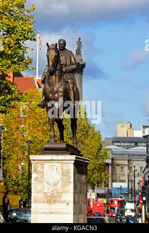 Earl Haig Pferdestatue und Nelsons Säule. Whitehall, London, Großbritannien Stockfoto