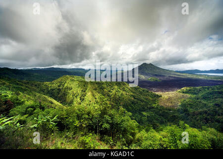 Gunung Batur - - Caldera, erreichen eine Höhe von 1717 m. im September 2017, den Vulkan auf der Insel Bali begann Zeichen des Erwachens zeigen Stockfoto