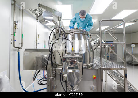 Wissenschaftler suchen in Stahl Tank im Labor Stockfoto