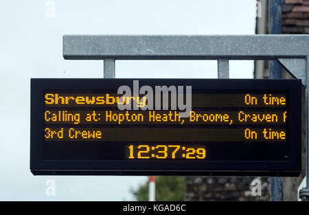 Zug Informationen Anmeldung im Herzen von Wales, Bucknell Station, Shropshire, England, Großbritannien Stockfoto