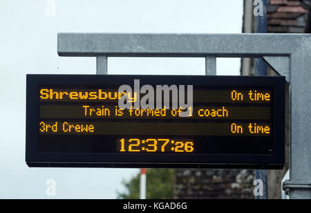 Zug Informationen Anmeldung im Herzen von Wales, Bucknell Station, Shropshire, England, Großbritannien Stockfoto