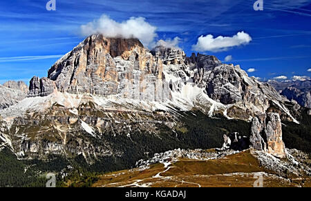 Cinque Torri Felstürme und Tofana di rozes Peak mit wenigen Wolken und andere peska der Tofana Berg Gruppe auf dem Hintergrund in den Dolomiten in Stockfoto