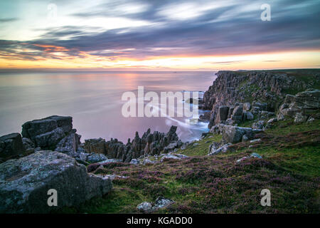 Die unglaublichen Klippen um porthgwarra, die nach Sonnenuntergang in Cornwall, England. Stockfoto