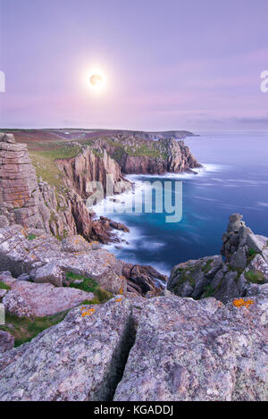 Eine unglaubliche Vollmond steigt über pordenack Point in der Nähe von Land's End im südwestlichen Ecke von Cornwall, UK. Stockfoto