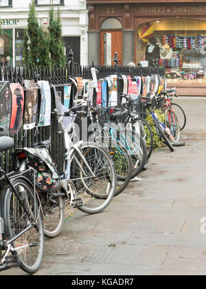 Fahrrad angekettet an raliings an der Universität Cambridge, England Stockfoto