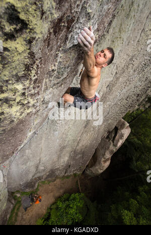 James Field-Mitchell klettert "The Nothing", Klasse 30, Waipapa. Stockfoto