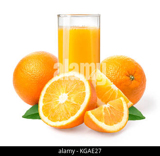 Orangensaft und Orangen mit Blättern auf weißem Hintergrund Stockfoto
