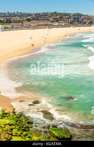 Sydneys weltberühmten Bondi Beach in New South Wales, Australien, an einem herrlichen Sommer Stockfoto