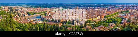 Stadt Verona Altstadt und Fluss Etsch Antenne Panoramaaussicht, Region Venetien, Italien Stockfoto