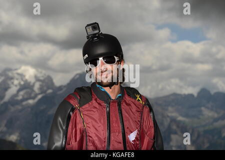 Diese wingsuit Base Jumper überprüft seine Klage vor dem Verlassen der Berg. Die Konzentration ist hoch, um sicherzustellen, dass keine Fehler passieren. Stockfoto