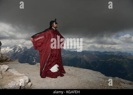 Diese wingsuit Base Jumper überprüft seine Klage vor dem Verlassen der Berg. Die Konzentration ist hoch, um sicherzustellen, dass keine Fehler passieren. Stockfoto