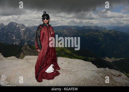 Diese wingsuit Base Jumper überprüft seine Klage vor dem Verlassen der Berg. Die Konzentration ist hoch, um sicherzustellen, dass keine Fehler passieren. Stockfoto