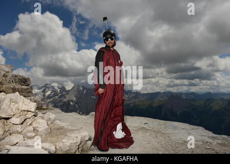 Diese wingsuit Base Jumper überprüft seine Klage vor dem Verlassen der Berg. Die Konzentration ist hoch, um sicherzustellen, dass keine Fehler passieren. Stockfoto