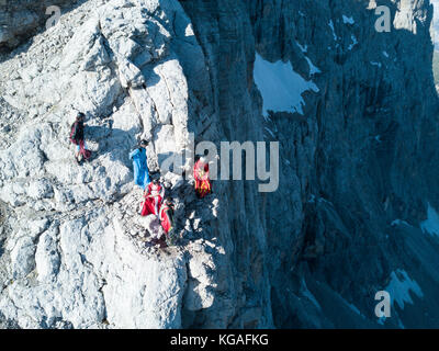 Diese wingsuit Base Jumper werden immer an der Ausfahrt für Ihren Sprung bereit. Hoch auf einem Gipfel, den Sie gemeinsam vorbereiten, für die grosse Produkteinführung. Stockfoto