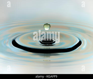 Farbige Wassertropfen spritzen Stockfoto
